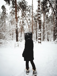冬季女生背影图片