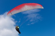 红色滑翔伞图片
