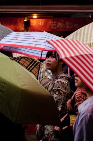 雨中撑伞女生图片