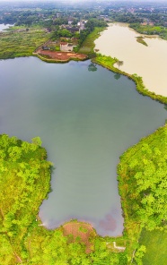 航拍江河乡村风景图片