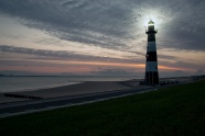 傍晚海岸灯塔图片