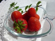 鲜红草莓水果图片