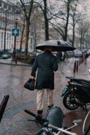 孤独男人雨中撑伞图片