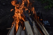 柴火堆燃烧火焰图片