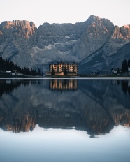 平静湖泊风景图片