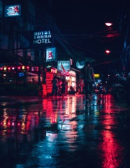 湿漉漉城市街道夜景图片