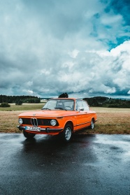 橙色复古汽车图片
