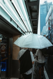 男人雨天撑伞背影图片