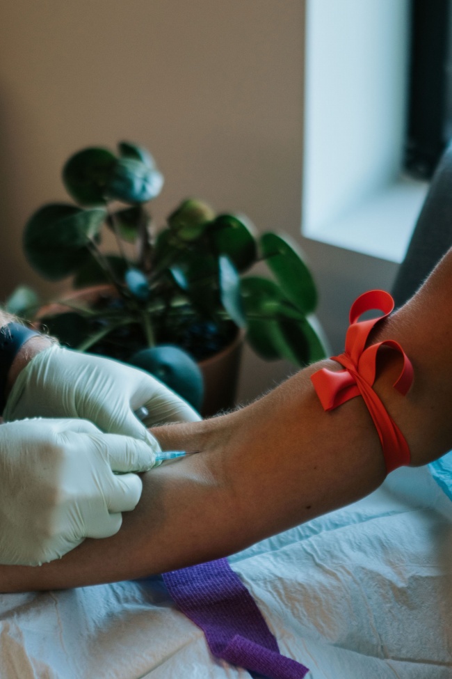 手臂静脉抽血图片