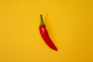 黄背景上的红辣椒图片
