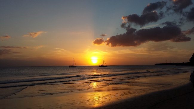 海邊夕陽落日餘暉圖片