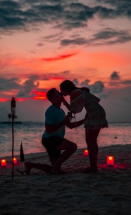 海滩情侣浪漫接吻图片