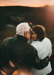 老年夫妻接吻背影图片