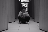 阅读看书黑白女生图片
