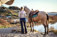 女人与马匹背影图片