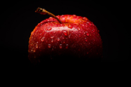 红色苹果黑色背景图片