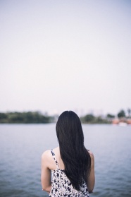 海边长发美女背影图片