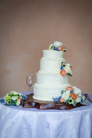 鲜花奶油婚礼蛋糕图片