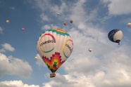 夏日热气球飞升图片