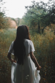 白衣少女背影图片