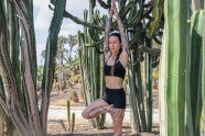 纹身美女练瑜伽图片