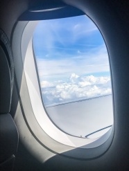 飞机上的窗户外风景图片