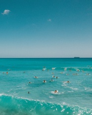 海滩上冲浪人群图片