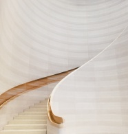 白色螺旋式楼梯图片