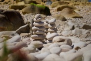 海滩鹅卵石堆叠图片