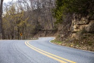 蜿蜒的公路图片