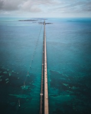 笔直的跨海大桥图片