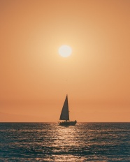 海上帆船日出图片
