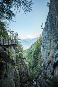 高山悬崖峭壁木栈道图片