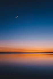 夜幕下的湖泊图片