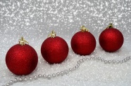 红色圣诞球装饰图片