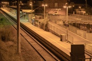 夜晚室外火车站站台图片