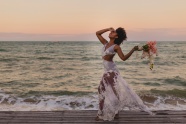 黑人美女海边婚纱照图片