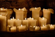 白色蜡烛烛光火焰图片