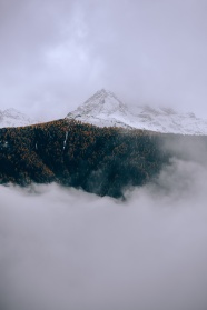 雪域高山雾气图片