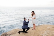 海边单膝下跪求婚图片
