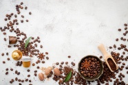 咖啡豆磨粉背景图片