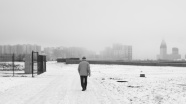 雪天走在小路上的老人背影图片