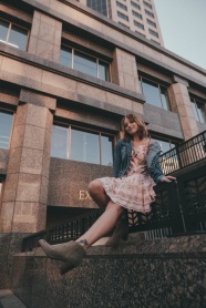 小露香肩美女写真图片