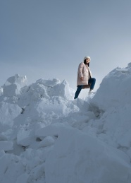 登雪山的美女图片