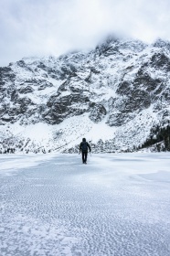 冬季雪域高山人物背影图片