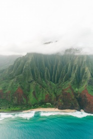 大海和巍峨高山图片