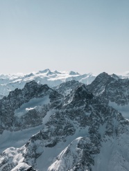 冬季连绵雪山风光图片
