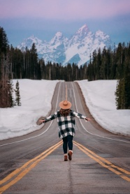 雪山树林公路美女背影图片