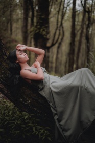 欧美森林风美女写真图片