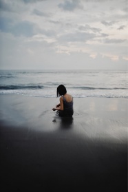 赶海的美女背影图片